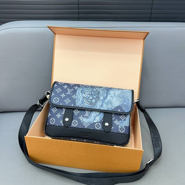 Louisvuitton 路易威登 Messenger 动物园系列 狮子限定翻盖邮差包 斜挎包单肩包采用精湛镶嵌细工，实物拍摄 原厂原版面料 配送礼盒