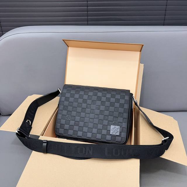 Louisvuitton 路易威登 压花 District 翻盖邮差包男士斜挎包 采用精湛镶嵌细工，实物拍摄 原厂原版面料 配送防尘袋 25 X 20