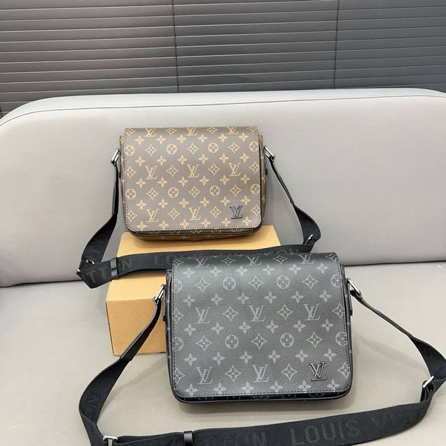 Louisvuitton 路易威登 District 翻盖邮差包男士斜挎包 采用精湛镶嵌细工，实物拍摄 原厂原版面料 配送防尘袋 25 X 20 Cm。