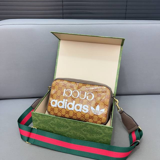 Adidas X Gucci 阿迪达斯联名古奇 系列肩背包 单肩斜挎包 相机包 采用精湛镶嵌细工，经典百搭 实物拍摄 原厂原版面料 配送防尘袋 折叠礼盒