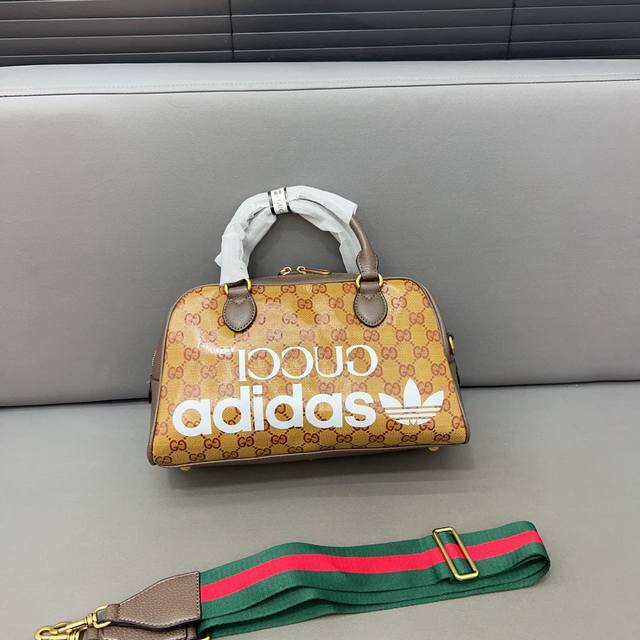 Adidas X Gucci 阿迪达斯联名古奇 迷你旅行包 手提单肩斜挎包 采用精湛镶嵌细工，经典百搭 实物拍摄 原厂原版面料 配送防尘袋 32 X 1