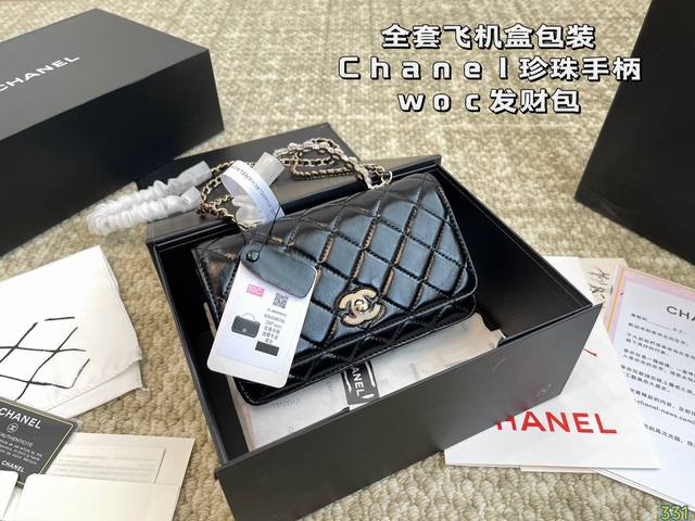 全套飞机盒包装 香奈儿chanel Woc发财包 特别的设计很给穿搭加分，比经典woc 亮眼，怎么搭都有时髦精致感 别出心裁的设计很符合