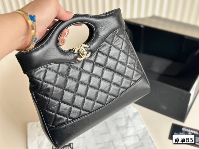 折叠盒 Chanel 31Bag31Bag再次回归就闭眼入，有什么颜色买什么颜色，图片色可能略有色差，但实物是非常好看的，容量不用说了，肩带也正好斜挎不