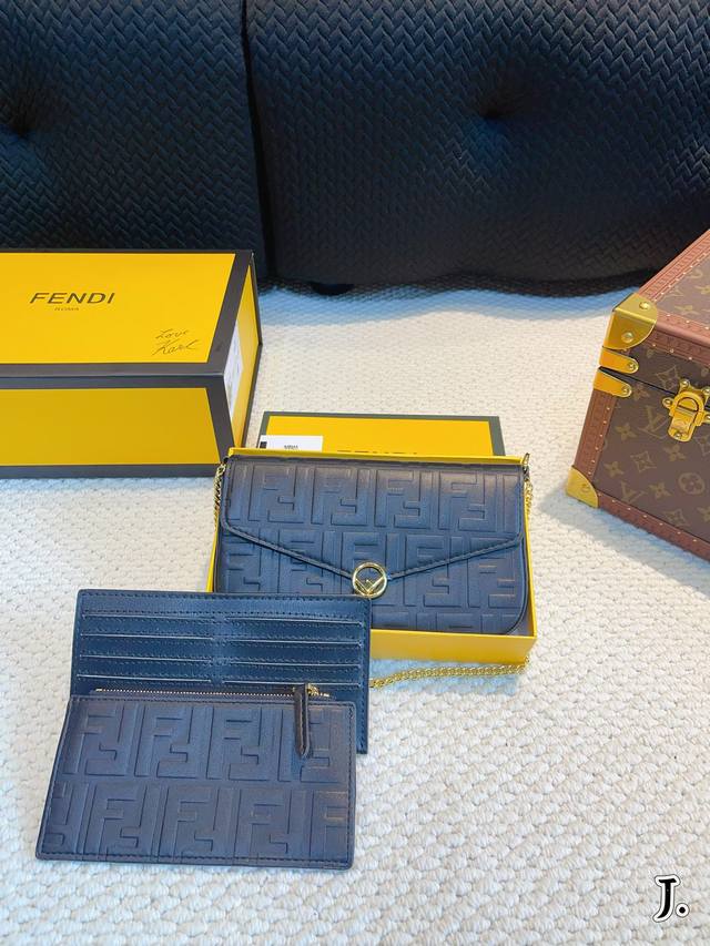 配礼盒 Fendi 秀款 信封包 芬迪专柜新款信封包 可手拿可斜挎！专柜同步更新！明星同款限量版！超级有范儿！任意出入专柜毫无压力！外出首选 尺