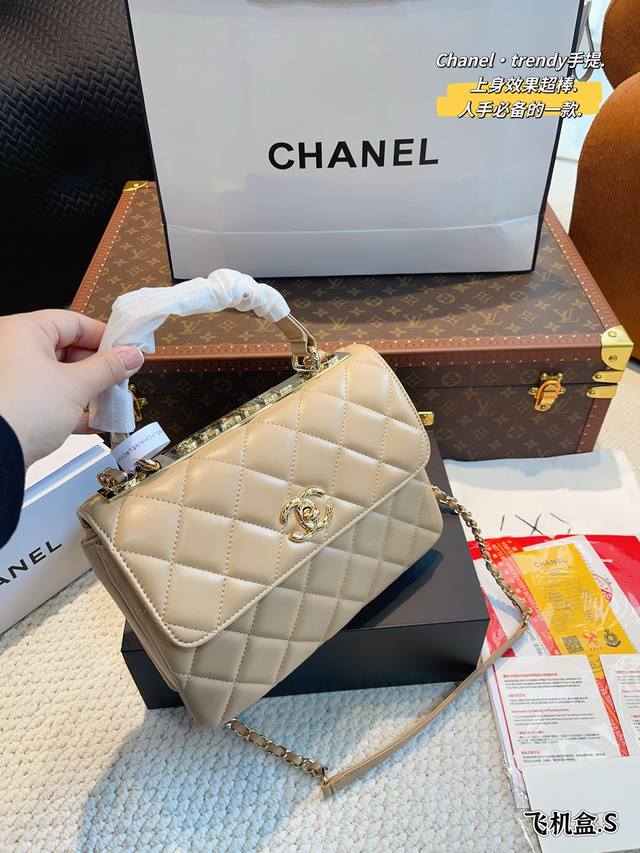 配礼盒. Chanel/香奈儿 Trendy.手柄口盖链条单肩斜挎包 原版品质 爆款 手感超级好 原版五金 超级大牌 以华丽高贵的外形成为当下最炙手可热 - 点击图像关闭