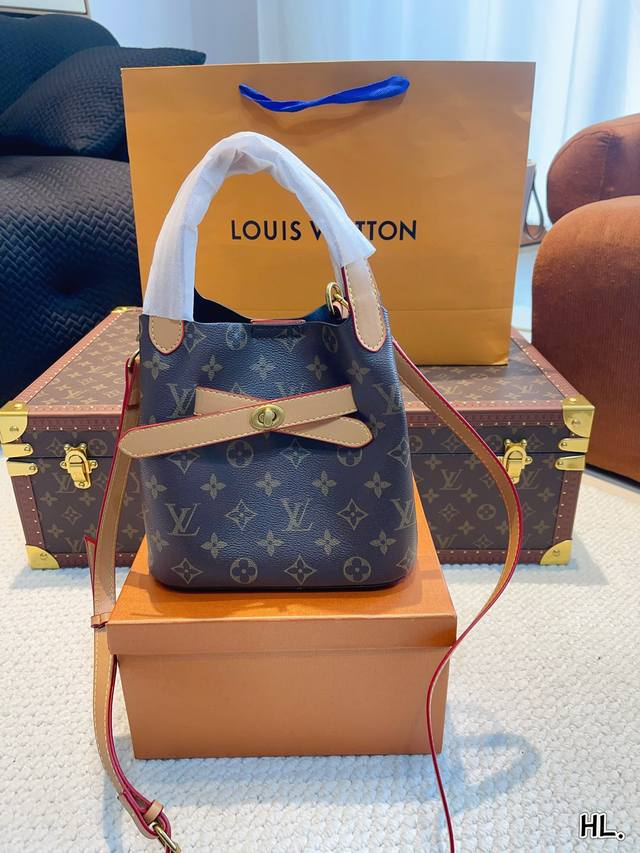 配礼盒. Lv Dior 菜篮子. 复古优雅 满满的高级感 大小适中 容量感人 休闲正装皆可轻松驾驭 尺寸：20*13*