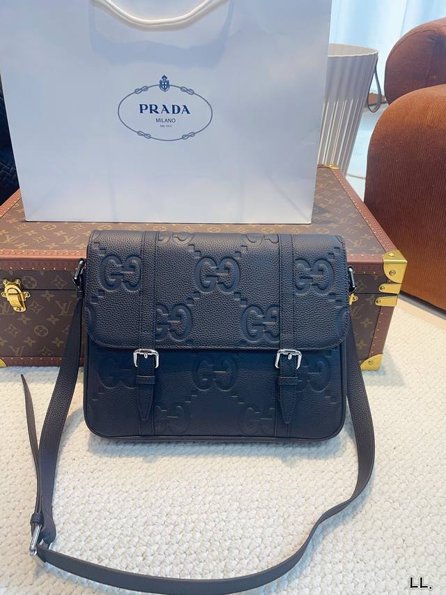 Prada.Lv.Gucci 邮差包. 材质耐造耐磨设计简约 包身轻便 日常造不心疼黑色万年长青款 上身酷！时髦！尺寸：31*5*24C