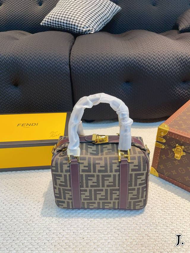 Fendi 新款 芬迪饭盒包 颇具结构感，灵感源自经典设计。彩色设计、平添意想不到的精美质感。尺寸26*15*17Cm