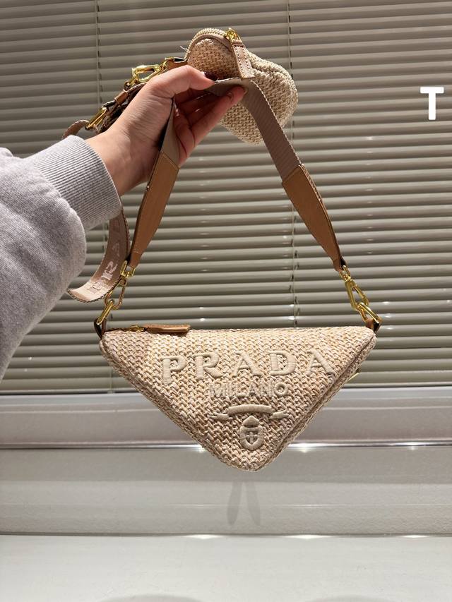 Size：25Cm 三角包 Prada Hobo草编腋下包 看到实物真的堪称完美！ 包装 设计超级方便和舒服！