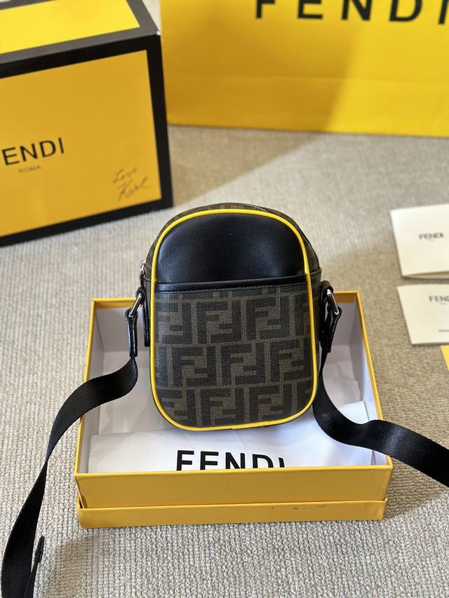 Fendi 芬迪手机包 尺寸15 18Cm