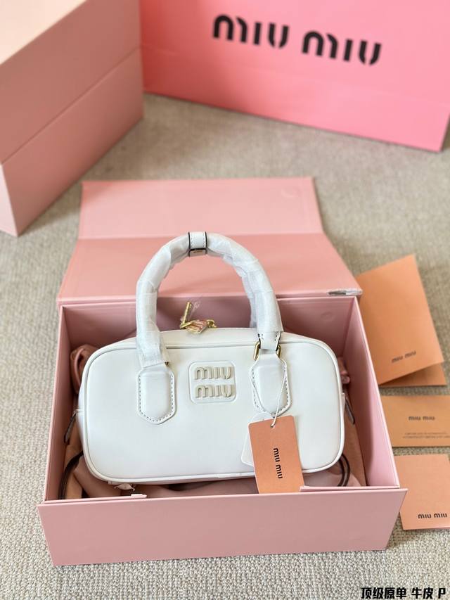 复刻版 纯牛皮 Miumiu-Softy Padded 新款 Softy Padded 手袋是对经典 Bauletto 造型的重新诠释，其简洁利