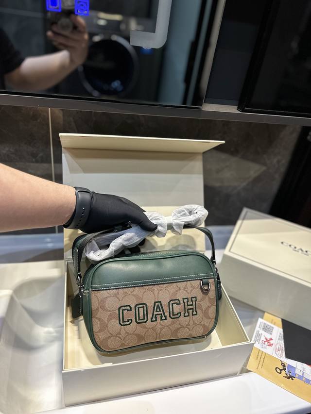 礼盒包装 Coach/男士极简随身相机包 Charter 霞charter 系列为 年轻潮流冒险者打造 兴旅行 日常 通勤搭配都很好上身