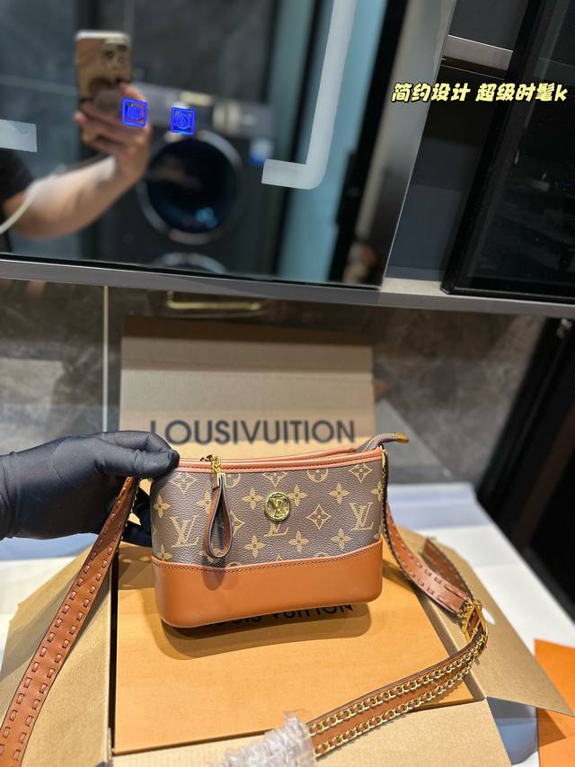 礼盒包装 Lv 新品，非常实用和百搭.这个款满轻便又耐用的一款 容量也ok尺寸：20 14