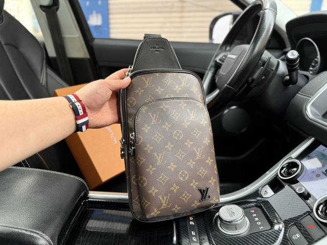 高端货 新款 “Louis Vuitton”Lv胸包 Avenve 路易威登 单肩包 此款 Damier Graphite 帆布面料的 Avenue 单肩包是都 - 点击图像关闭