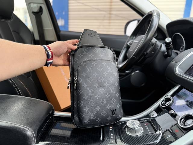 高端货 新款 “Louis Vuitton”Lv胸包 Avenve 路易威登 单肩包 此款 Damier Graphite 帆布面料的 Avenue 单肩包是都