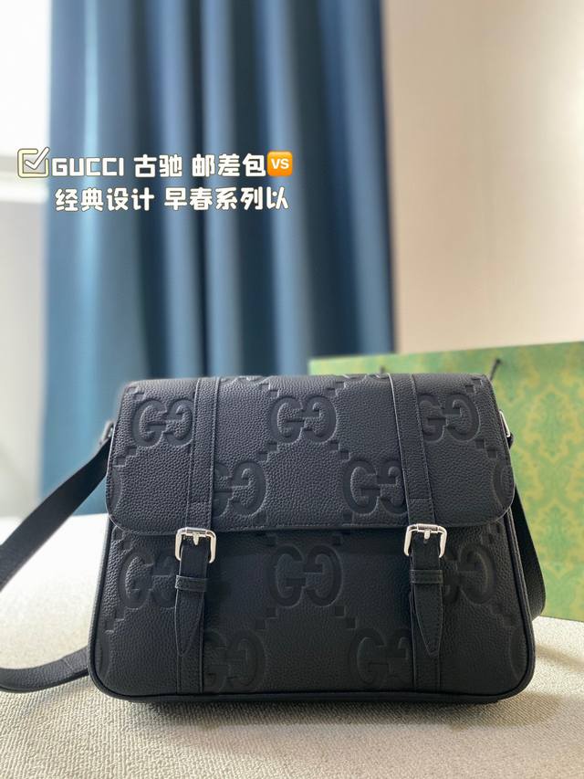 Gucci 古驰 中号邮差包。经典设计以多种自然原色焕新演绎，季复一季持续呈献新颖佳作。2024早春系列以中性深绿色调倾心演绎全新皮具系列，与各类色彩和