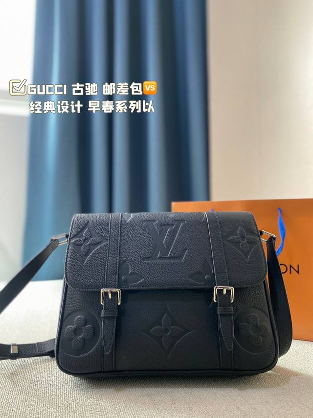 Lv 中号邮差包。经典设计以多种自然原色焕新演绎，季复一季持续呈献新颖佳作。2024早春系列以中性深绿色调倾心演绎全新皮具系列，与各类色彩和谐搭配。棉麻混纺衬里