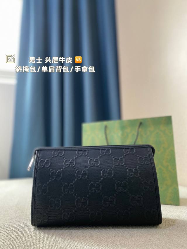 Gucci古奇 男包 头层牛皮 斜挎包/单肩背包/手拿包 29×20×3Cm 整包采用进口意大利头层摔纹牛皮，结实耐用，皮质硬度偏中性，