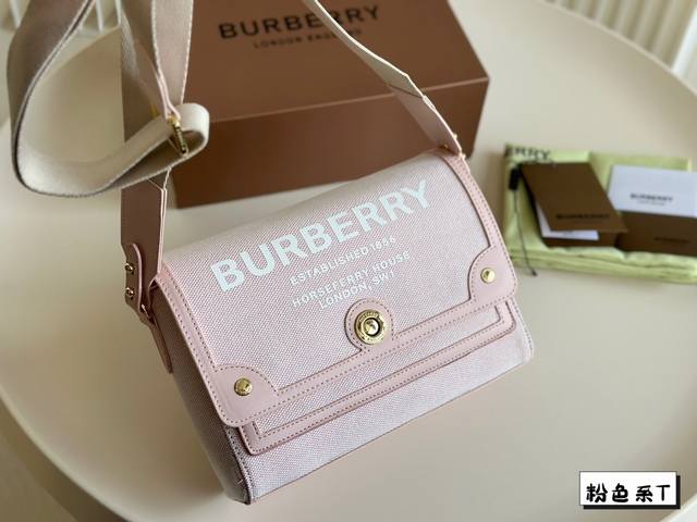 折叠盒 Burberry Note 宽肩带邮差包今天分享这款burberry Note肩包～外层是用的100%小牛皮～装饰是用的100%羔羊皮～肩带处饰有 Bu