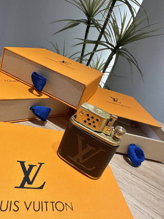 配抽拉盒子 Louis Vuitton 打火机 复古黄铜配钢材质 纯铜打造 独家定制版 纯手工打造 手工绣线 可更换火石 可蓄加燃料 高大上的象征 独具男士魅力