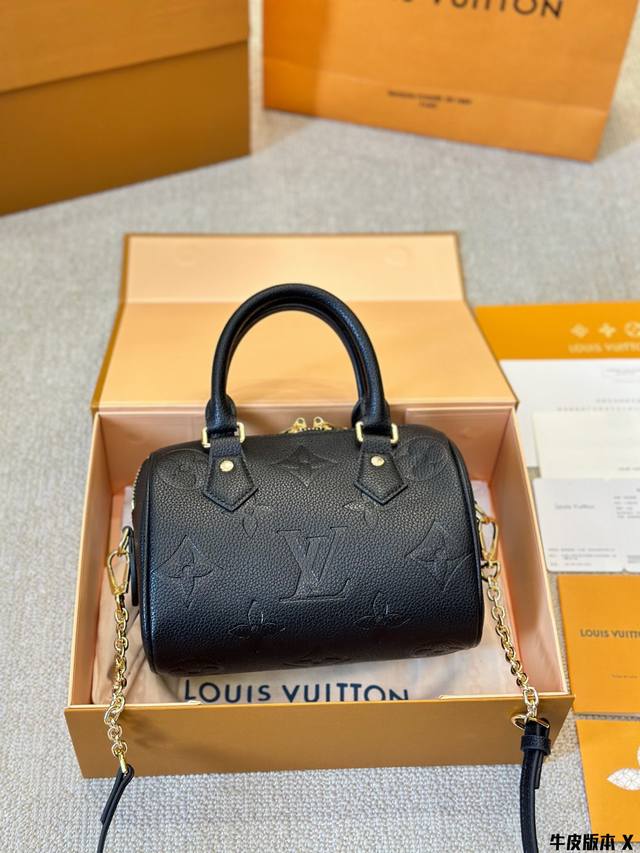 牛皮版本 Lv Speedy 20Cm枕头包 无论版型 内里和专柜毫无差别 真正原版复刻 内里可拆卸 火遍全球的爆款机场大包 机车女神包 明星同款 贵气而充满活