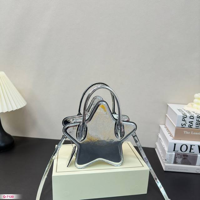 配折叠盒 蔻驰coach 新品 Star手袋一闪一闪亮晶晶 女手袋采用奢华的镜面金属光泽皮革制作大包身采用独特的五角星轮廓 超酷的镜面效果非常适合时髦精们凹造型