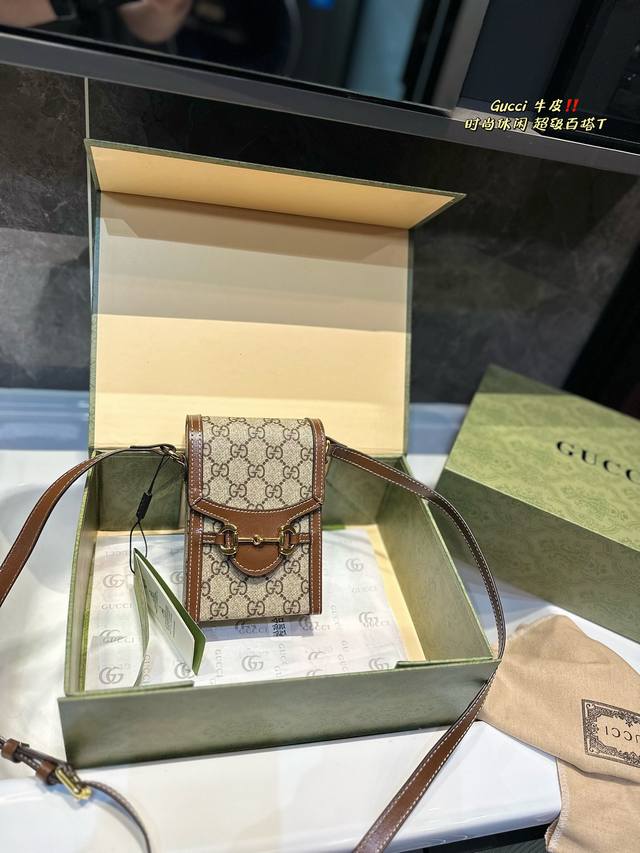 折叠礼盒 Gucci 1955新款mini老花手机包 Gucci新出的这款手机包，首先我觉得在大牌包里，可称为性价比之王，价格不错，容量感人，手机、充电宝、耳机