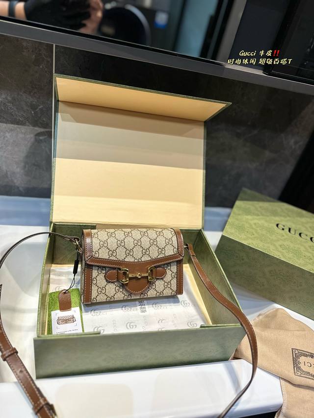 折叠礼盒 Gucci 1955新款mini老花手机包小方盒 Gucci新出的这款手机包，首先我觉得在大牌包里，可称为性价比之王，价格不错，容量感人，手机、充电宝