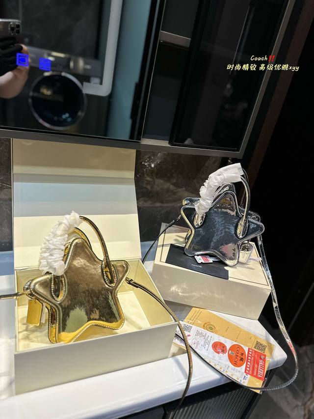 折叠礼盒 Coach 新品 Star手袋 一闪一闪亮晶晶 女手袋采用奢华的镜面金属光泽皮革制作 大包身采用独特的五角星轮廓 超酷的镜面效果非常适合时髦精们凹造型