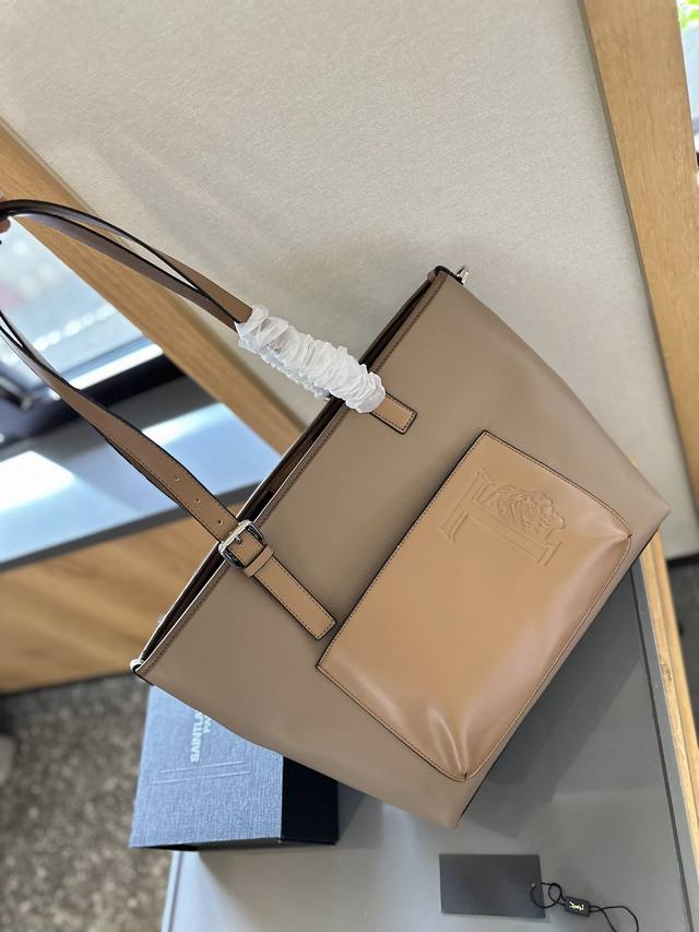 Tod'S托特包包型简约、皮质超软～可放电脑通勤 尺寸33*30Cm