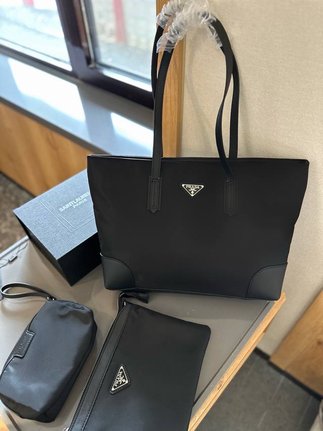 Prada 新品推荐 子母三件套 重磅推荐 款式超受美亲们欢迎 网红明星同款 真哒是人手必备一只 柔软的袋身与硬朗的底型 柔软皮质 兼具定型包优雅和轻松慵懒休闲