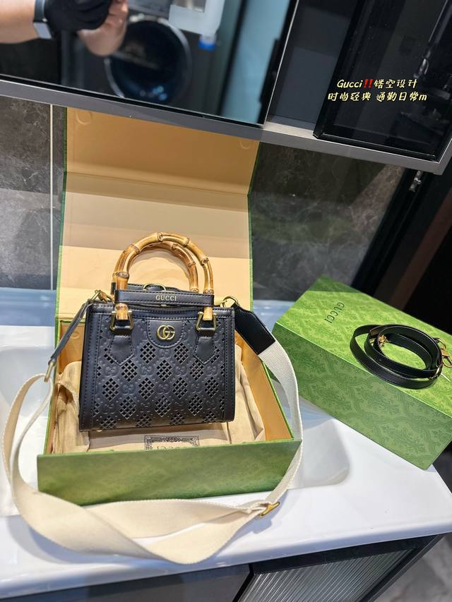 折叠礼盒 Gucci 酷奇大logo系列竹节手提guccidiana购物袋最新系列，这个款复古韵味特别浓，上身效果也超赞，主要以精致特别的五金来提升整体质感 尺