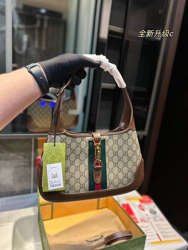 折叠礼盒 Gucci # 1961原厂皮#腋下包 Jackie本季新款具有极高辨识度的手袋重回时尚前沿，采用经典gg Supreme原版材料制作，配有一根额外的