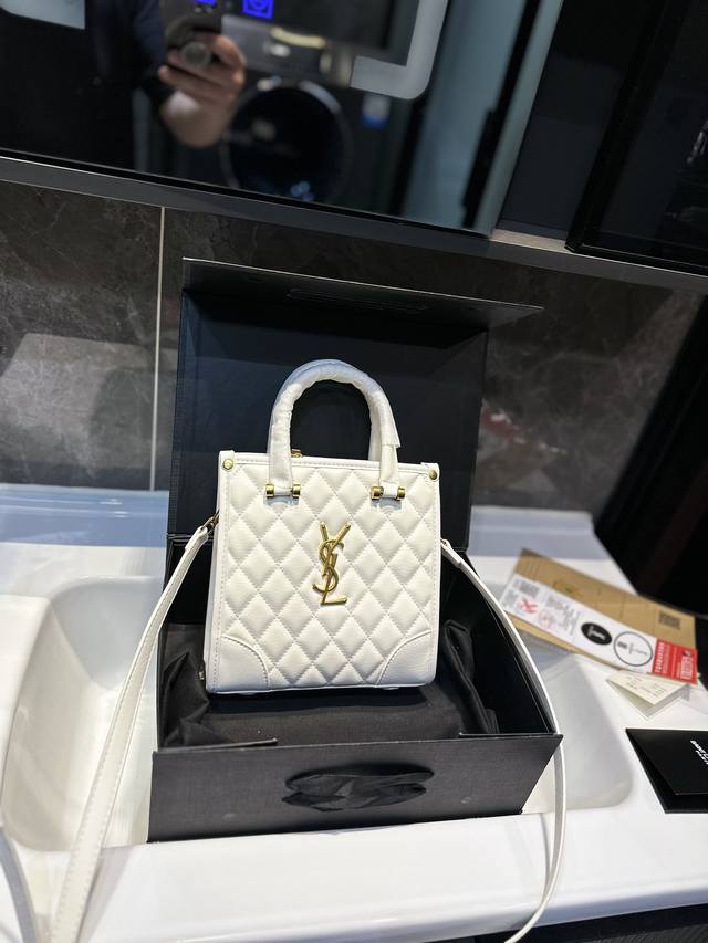 礼盒包装 Ysl 中古手提包 单肩斜挎款 这款包真的很简单 越看越好看 容量非常感人 轻松装纳日常随身物品 这只包真的要安利大家 简直是搭配神器 尺寸：20