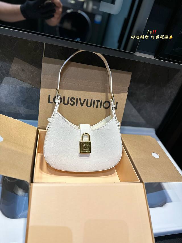 礼盒包装 Lv 航海包 时髦腋下包 Shouleer Bag 皮质好 手袋选用柔软 Monogram Empreinte 压纹皮革，令拉链头的 Lv Circl