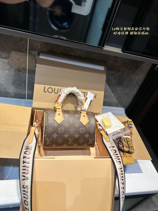 折叠飞机礼盒 Lv Speedy 20枕头包 Lv 新款系列 枕头包 手袋,全网首发 Lv Speedy Nano 枕头包这款retiro 手袋以标志性 经典永