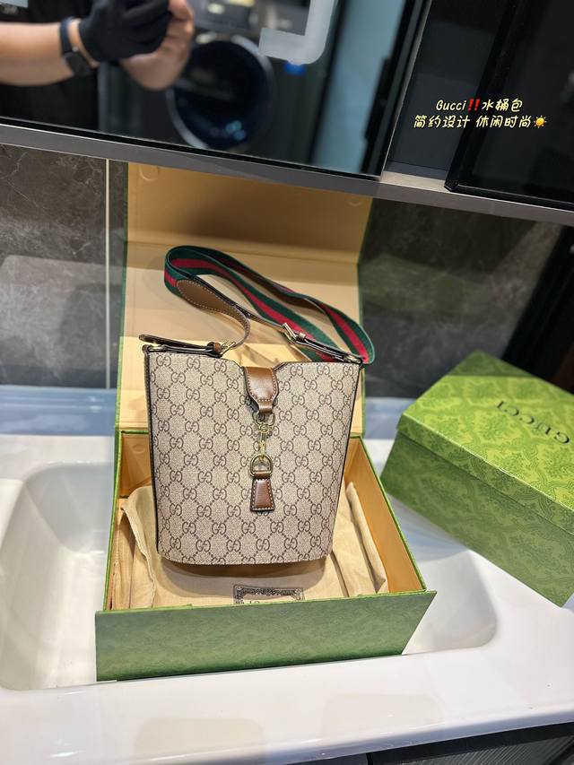 礼盒包装 Gg 水桶包饰互扣式双g标识gg 新品水桶包。Gucci追溯品牌源自20世纪20年代的奢侈旅行风尚，持续探索皮具系列。这款米色和乌木色gg Supre