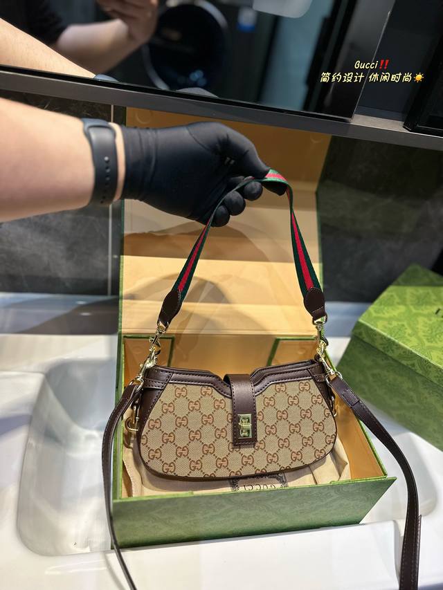 礼盒包装 Gucci Ophidia手袋 腋下包 百搭经典 闭眼入 复古高级 还配一条长肩带 可斜挎 。源自 Guccio Gucci 首 字母缩写的经典交织字