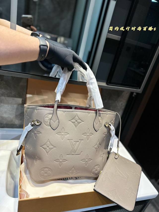 Lv 爆款 购物袋 Lv 系列 购物袋 Onthego 购物或周末出游 拎起 Onthego 手袋即刻出发 Lv 新款 购物袋大花新料压花 尺寸：32*15*2