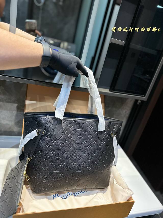 Lv 爆款 购物袋 Lv 系列 购物袋 Onthego 购物或周末出游 拎起 Onthego 手袋即刻出发 Lv 新款 购物袋大花新料压花 尺寸：32*15*2 - 点击图像关闭