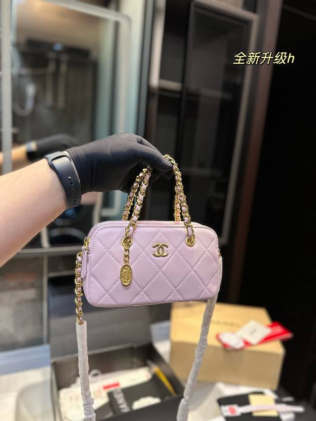 礼盒包装 Size：20*11.5Cm Chanel香奈儿 小香家 小金币包包 真的太q太可爱了， 格局也太爱啦！ 小巧但能装东西！