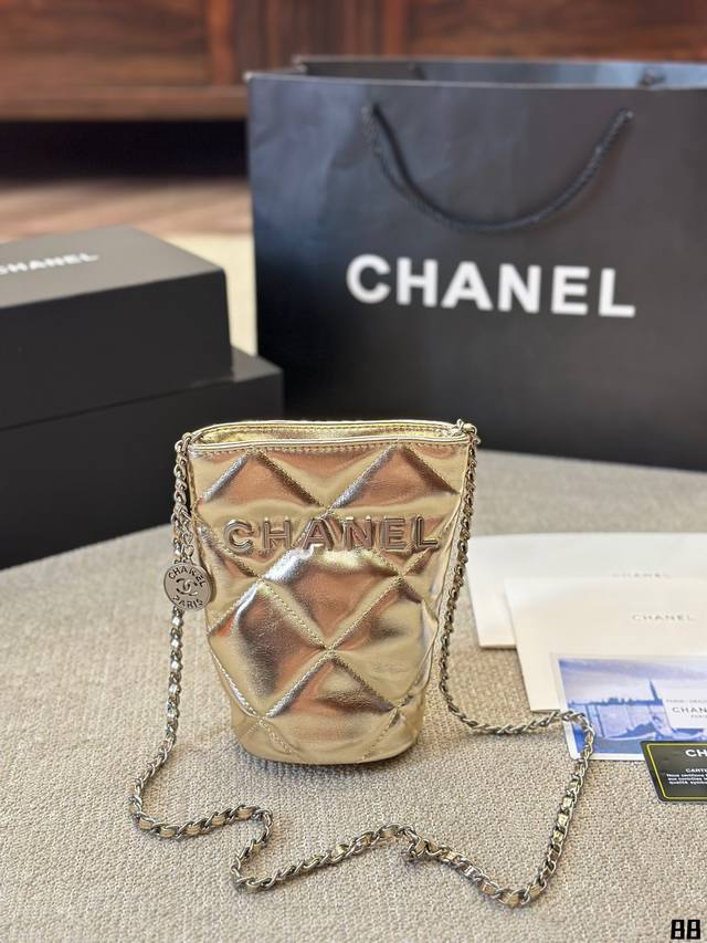 Chanel 银币 手机包 慵懒随性又好背 上身满满的惊喜 高级慵懒又随性 彻底心动的一只 Size：10 18Cm