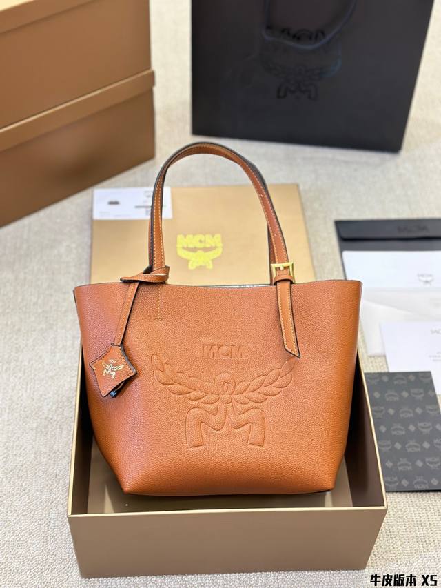 牛皮版本 Mcm 2024 新款牛皮 Tote 可双面使用[庆祝工庆祝 庆祝] 精美而低调的月桂叶品牌标识与钻石形挂饰，彰品精致 细节 内部可拆卸手拿包增加实用