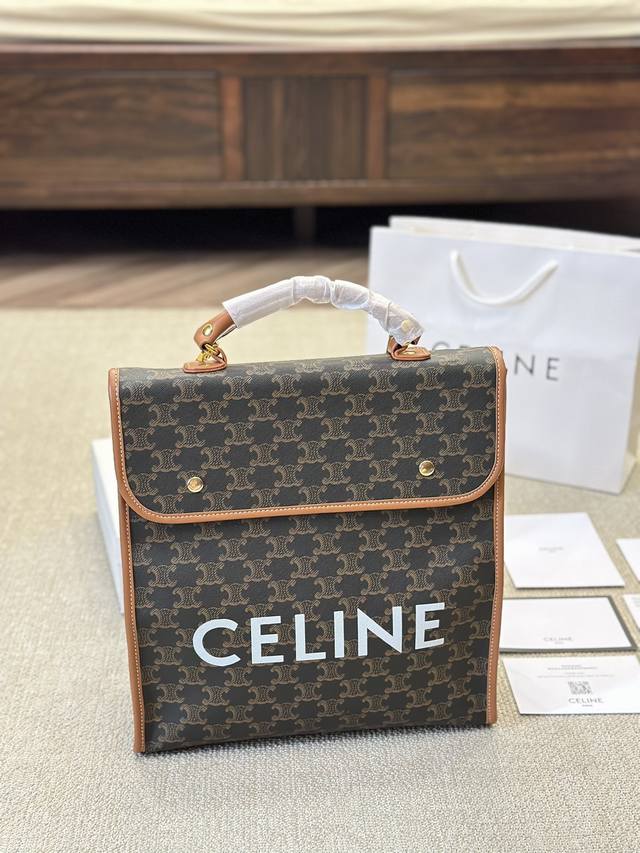 Celine 老花双肩包新品 延续凯旋门 复古斜挎 ， 耐看经典印花一点都不老套 尺寸 30 33Cm