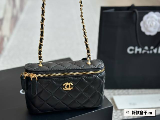 配盒 镜子 扁扁盒子包 Size：18Cm Chanel 小香家 新品 化妆小盒子 有了小镜子 各种拗造型