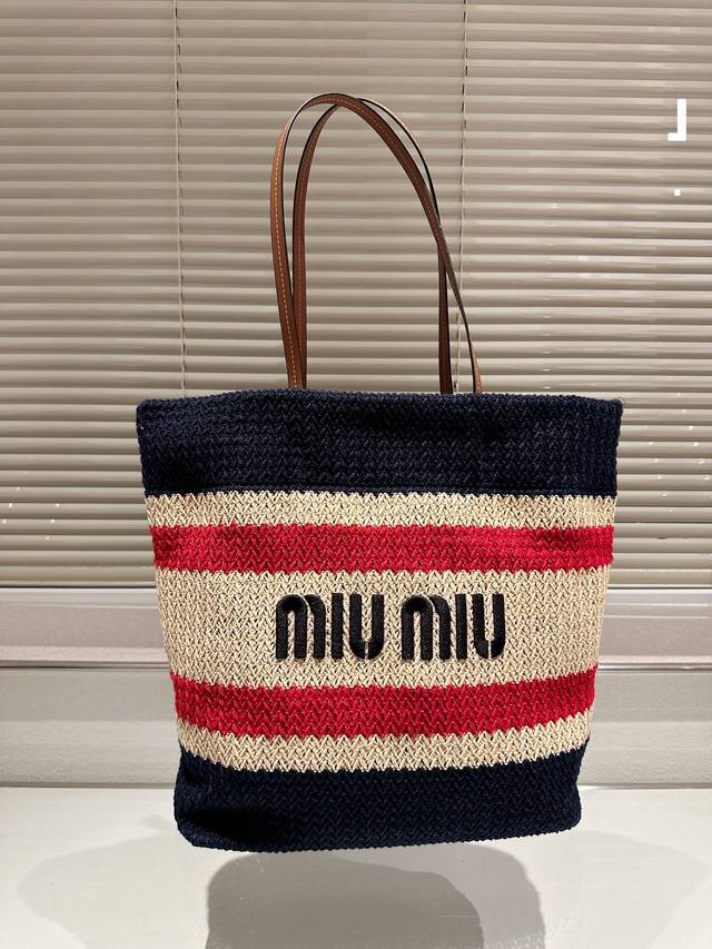 夏日限定 无盒！ Size 33*34Cm Miumiu夏日限定沙滩包 草编系列新品 当然这个色彩是最吸引 蓝色杏色搭配 是夏天的颜色哦！