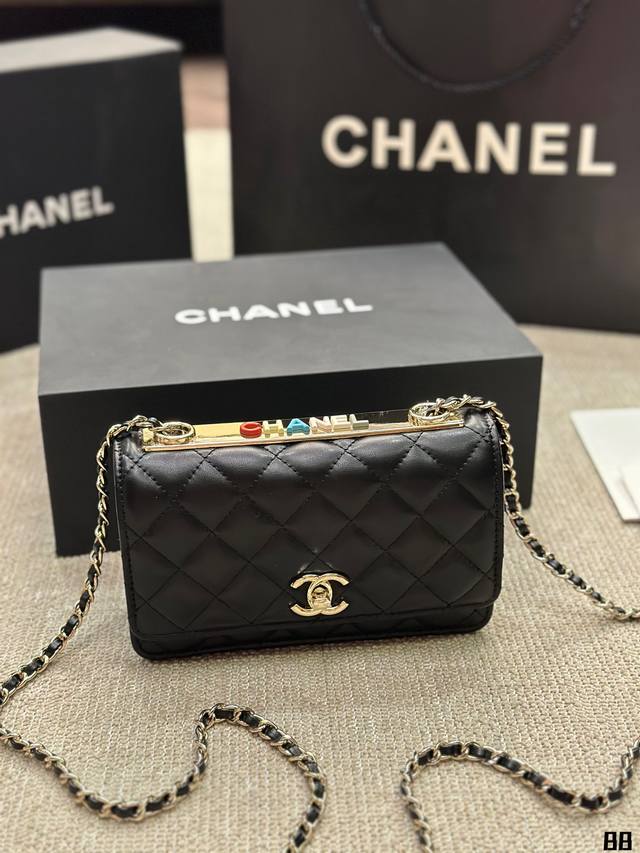 小羊皮 Chanel 19 Trendy Woc 发财包 小香牛皮最近好多明星都在背 Chanel 19 这款包是由老佛爷karl Lagerfeld 和 Ch