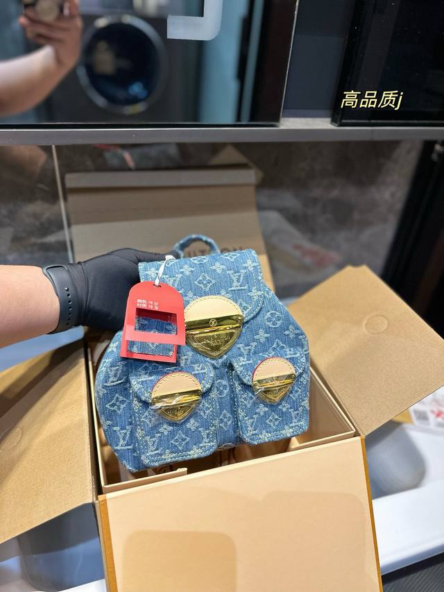 Lv 丹宁牛仔双肩包 顶级原单 原版面料 配头层牛皮 这种牛仔材质不怕刮蹭 就喜欢那种微微褪色的做旧感 手感很舒适 自重很轻尺寸20.20