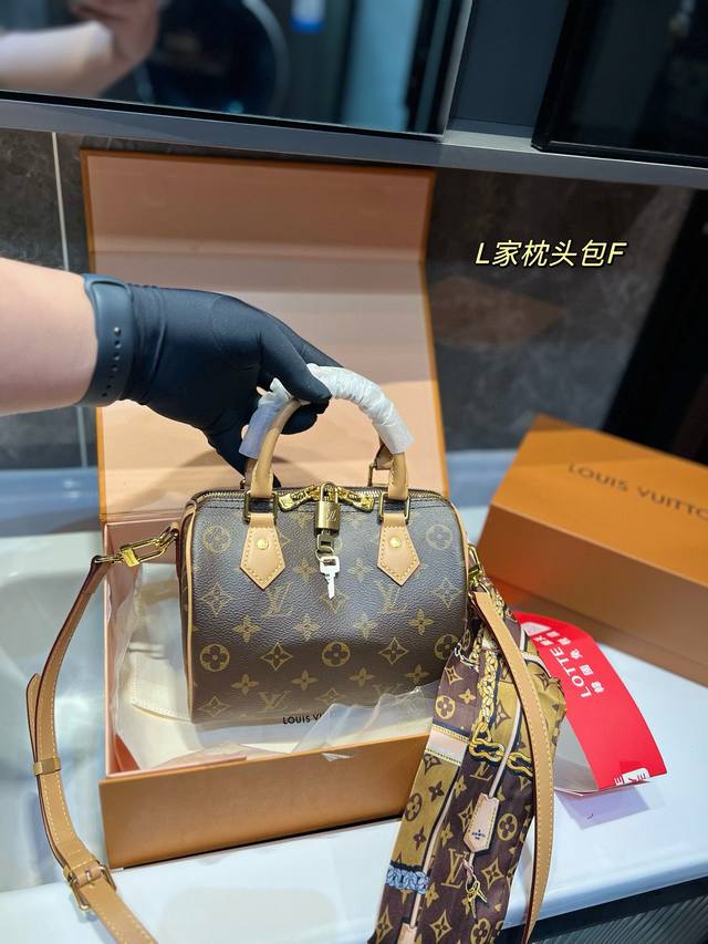 折叠飞机 Lv Speedy 20枕头包 Lv 新款系列 枕头包 手袋,全网首发 Lv Speedy Nano 枕头包这款retiro 手袋以标志性 经典永恒。