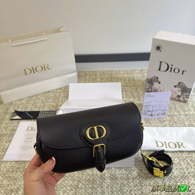 全套包装 原版布 Dior Bobby Bag老花可爱的小号老花除了托特，这个也是相当好看。 半圆形可可爱爱，轻熟可爱都能驾驭 除了高级还是高级 20Cm